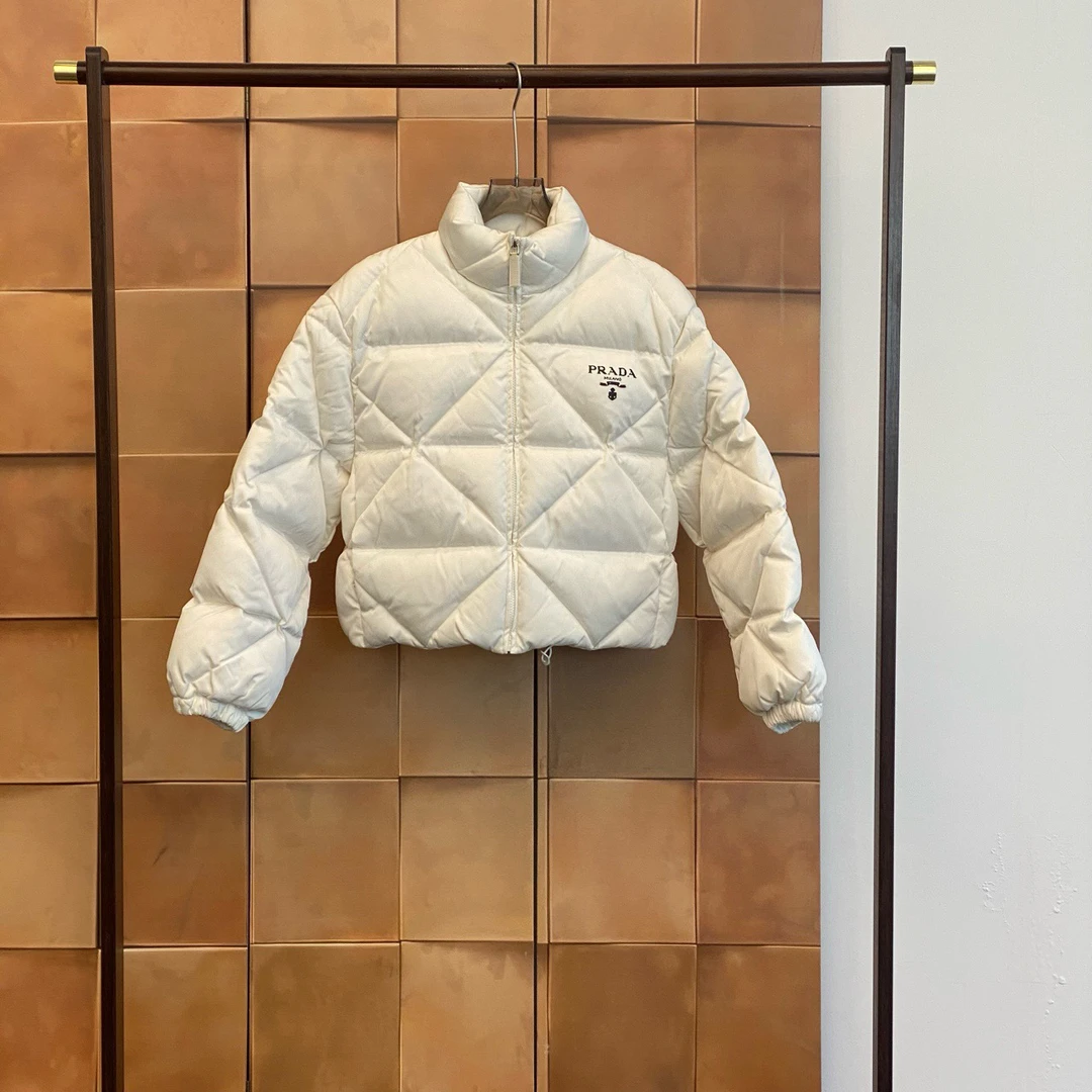 Prada白色徽标字母logo羽绒服/38码/99新/29194