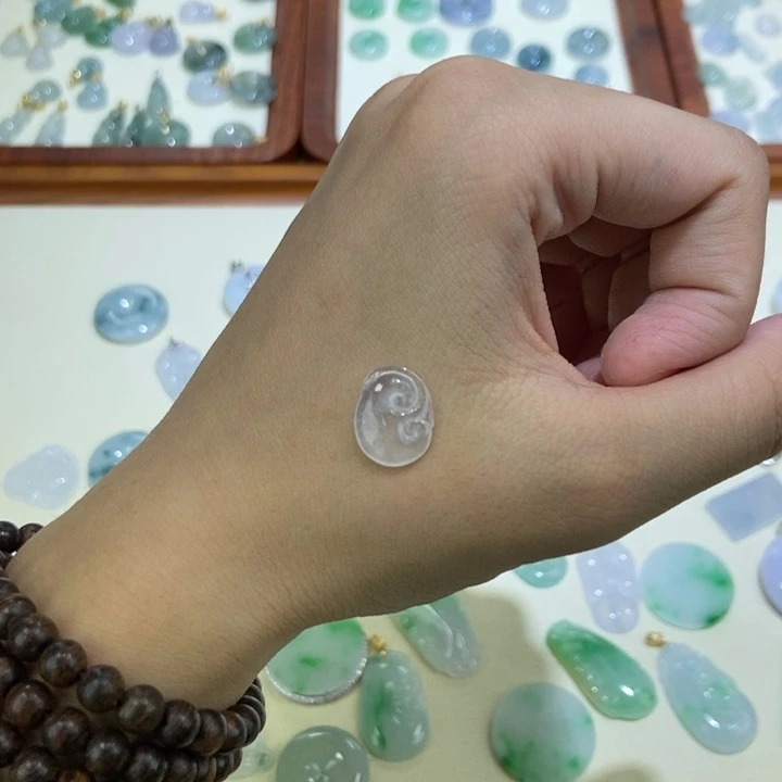 颈饰未镶嵌翡翠如意