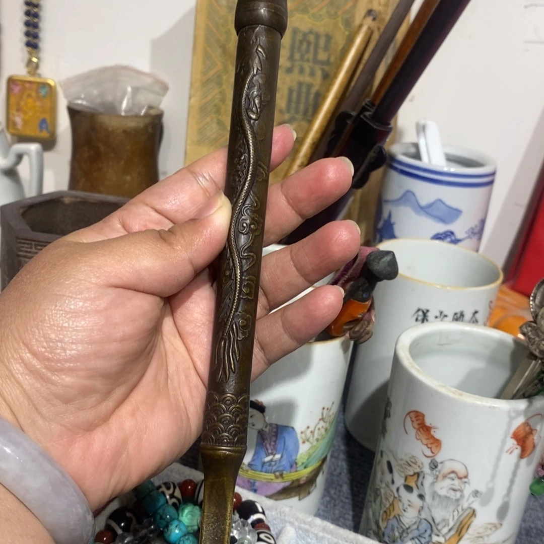 玫瑰花园里红红火火过大年。玫瑰花园