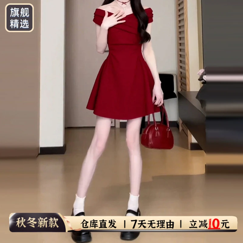 法式一字肩露肩红色连衣裙女夏2025新款小个子慵懒风漂亮掐腰短裙