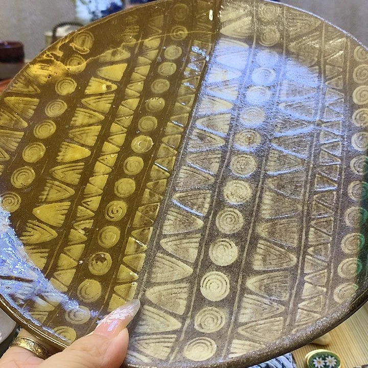 器物的色彩搭配起来很漂亮