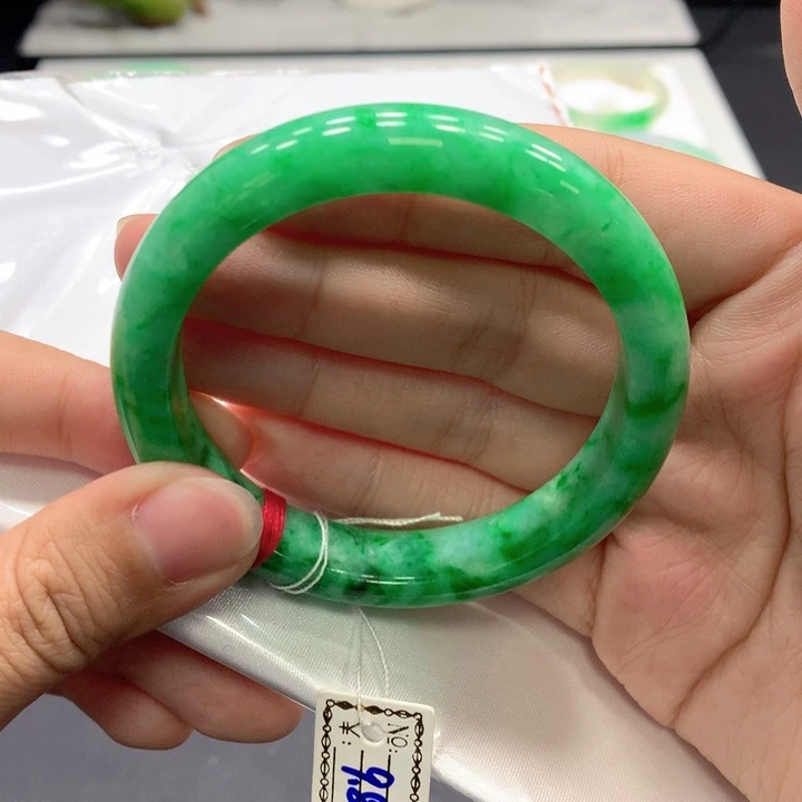 翡翠手镯未镶嵌翡翠