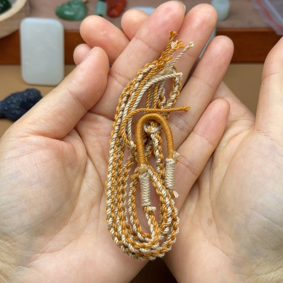 和田玉颈饰未镶嵌小****?