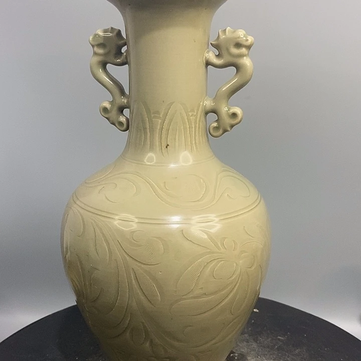 越窑双龙瓶造型美观
