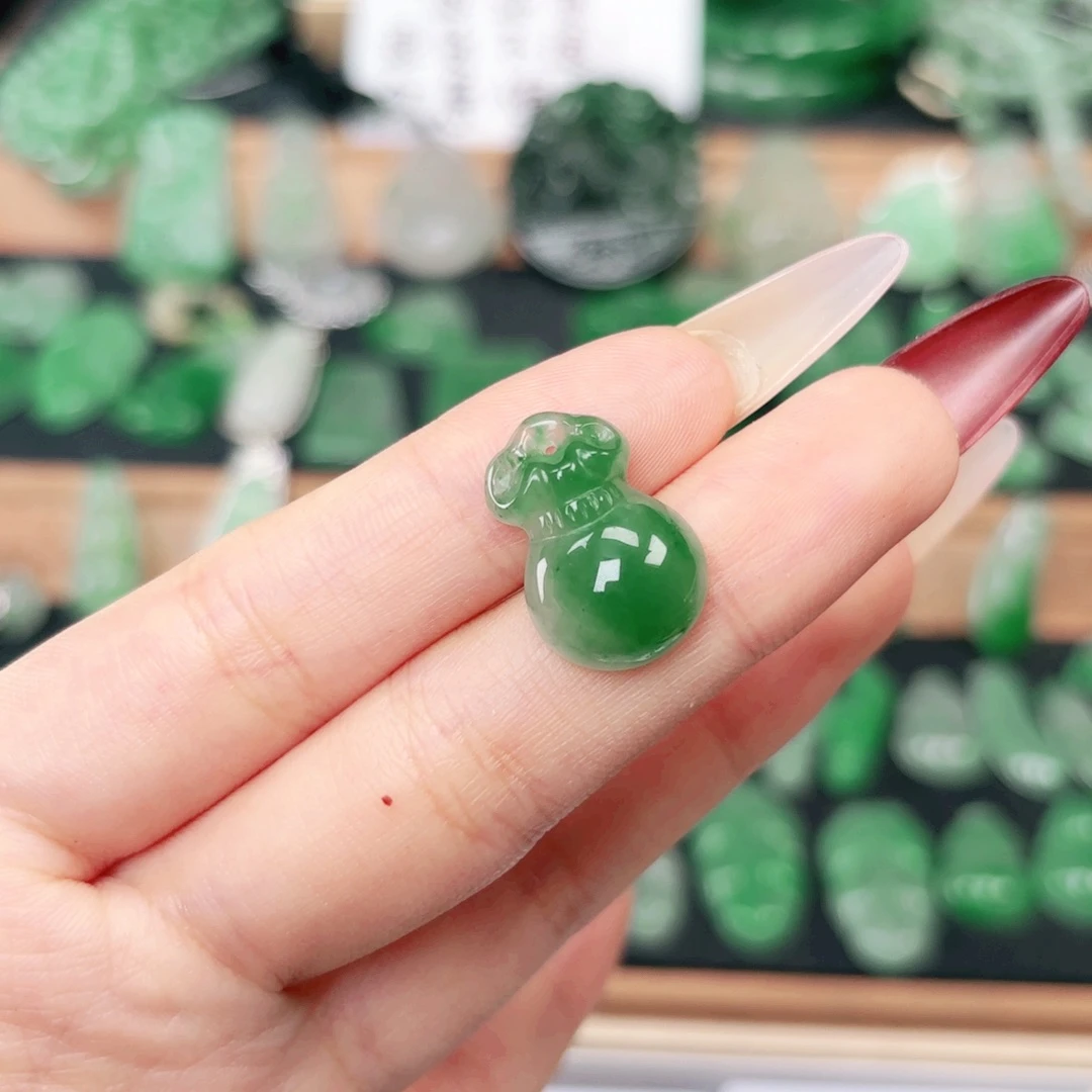 石英质玉（非洲翠）未镶嵌颈饰