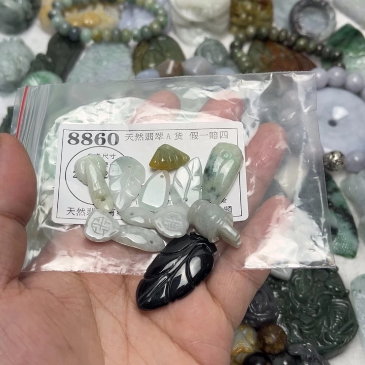 翡翠未镶嵌颈饰8860瑕疵