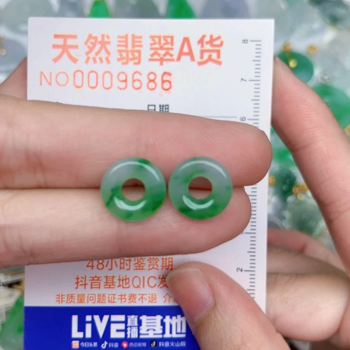 翡翠未镶嵌颈饰甜甜圈
