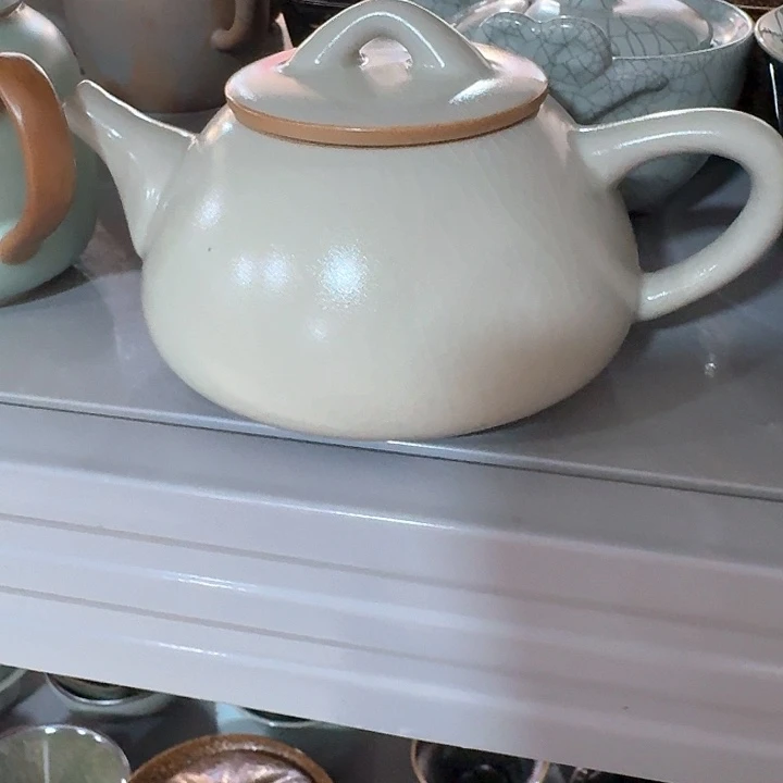 主人杯一个，瓷。。品茗