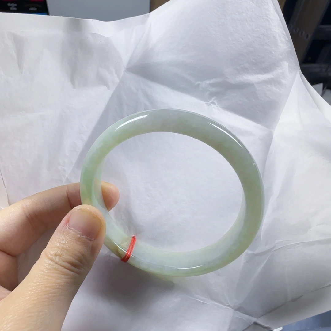 翡翠手镯未镶嵌有一条裂不退不换