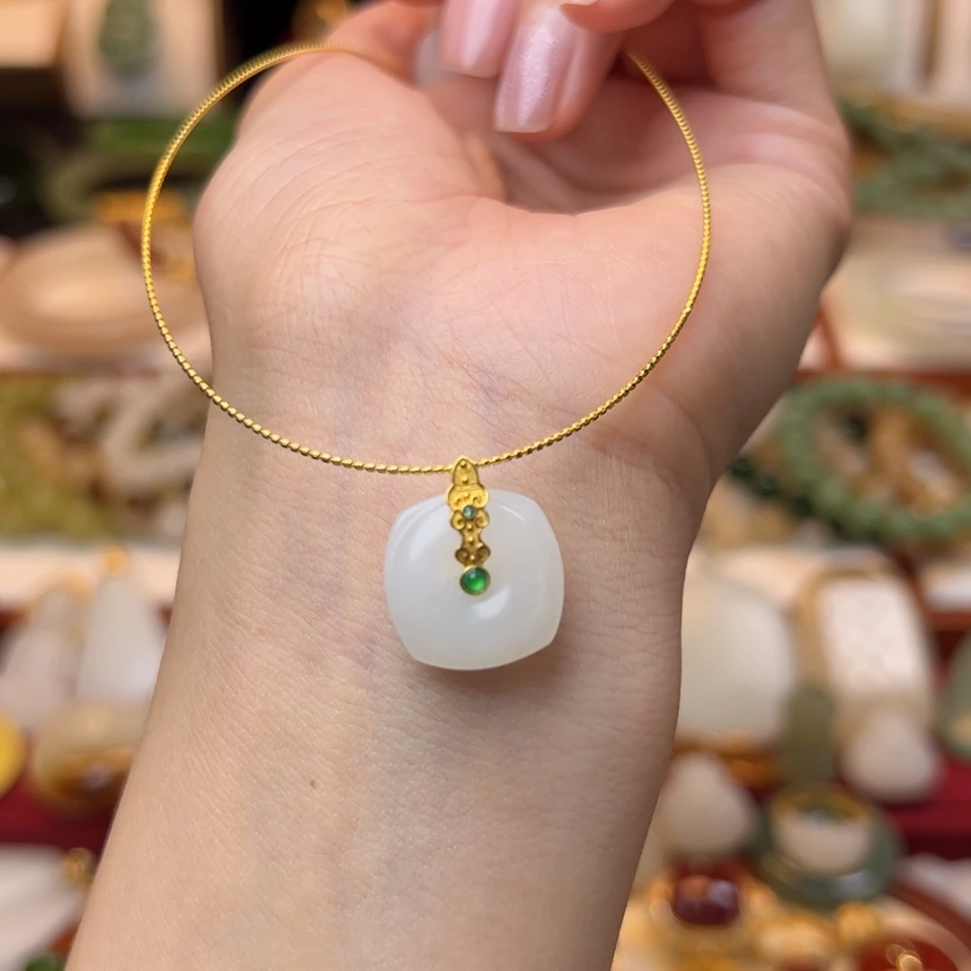 和田玉挂件18K金镶嵌