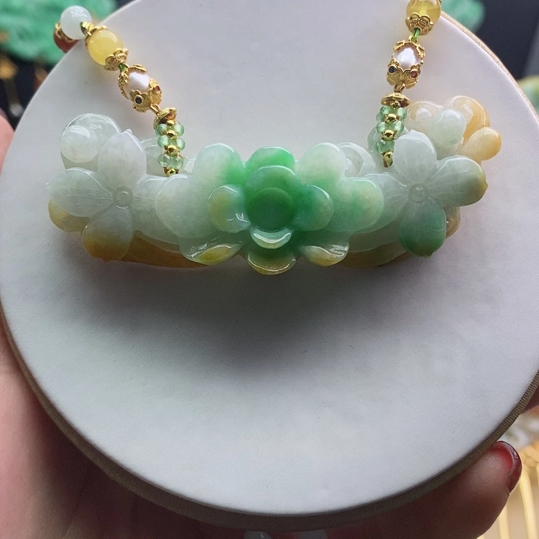 翡翠未镶嵌吊坠(赠链)