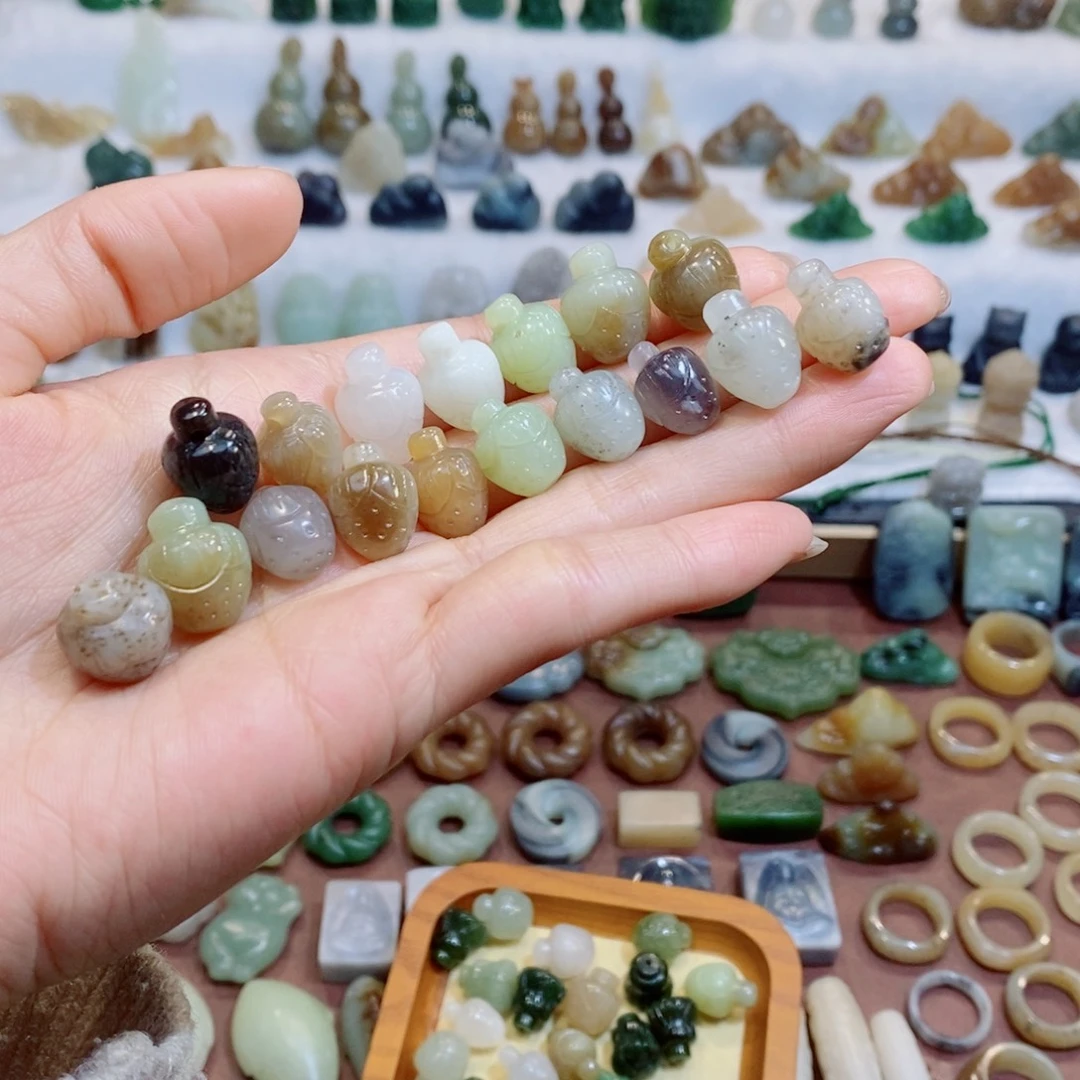 和田玉未镶嵌颈饰草莓