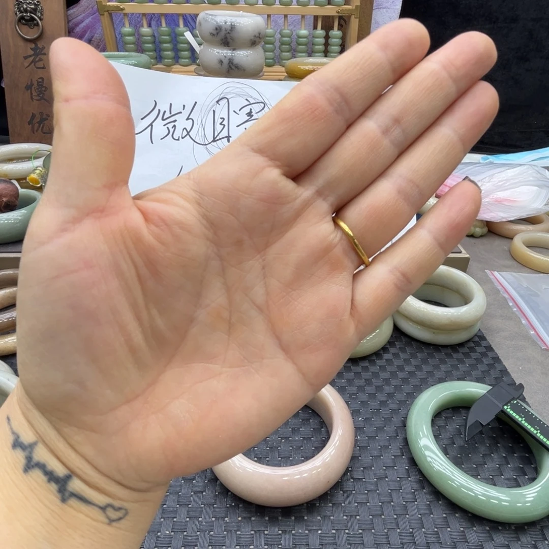 追****石英质玉未镶嵌手镯