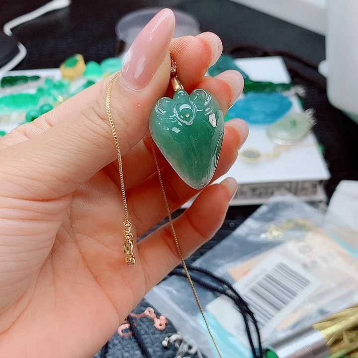 翡翠未镶嵌吊坠(赠链)