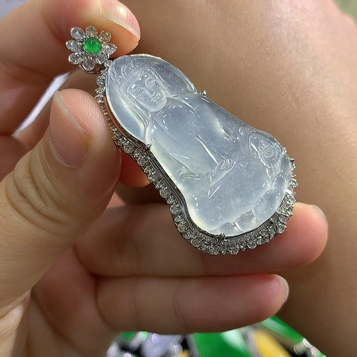 翡翠18K金镶嵌颈饰观音