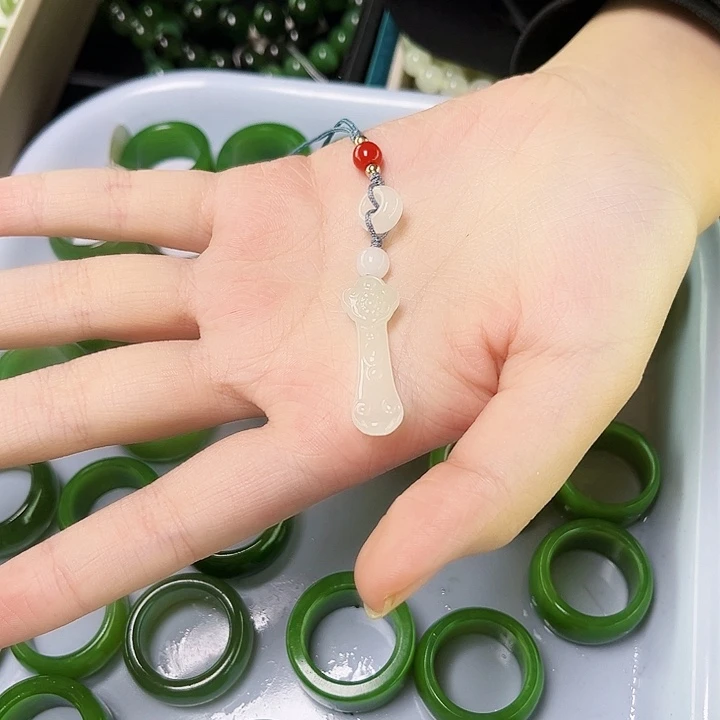 和田玉未镶嵌吊坠(赠链)