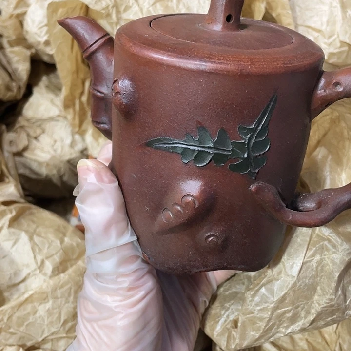 紫砂茶壶原矿泥料，手工制作的一把紫砂壶。