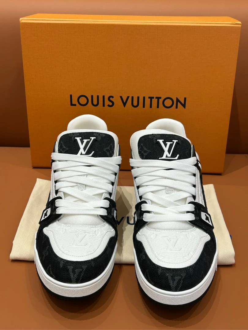 全新未使用 LouisVuitton/路易威登 LVtrainer黑白8.5码/42.5码