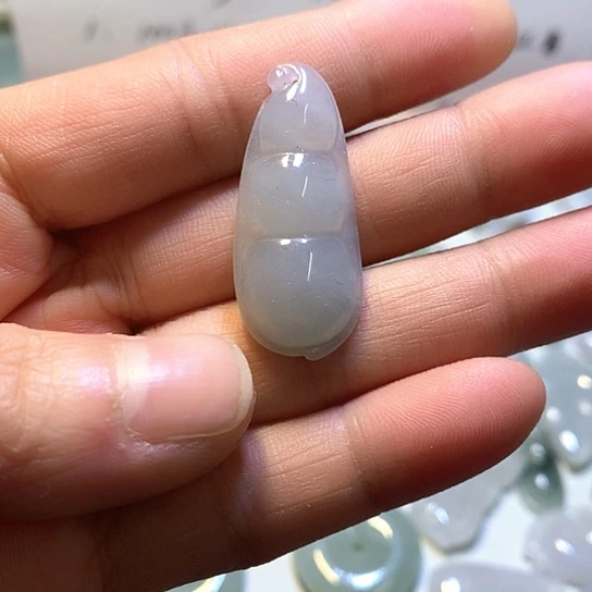 翡翠未镶嵌颈饰吊坠福豆