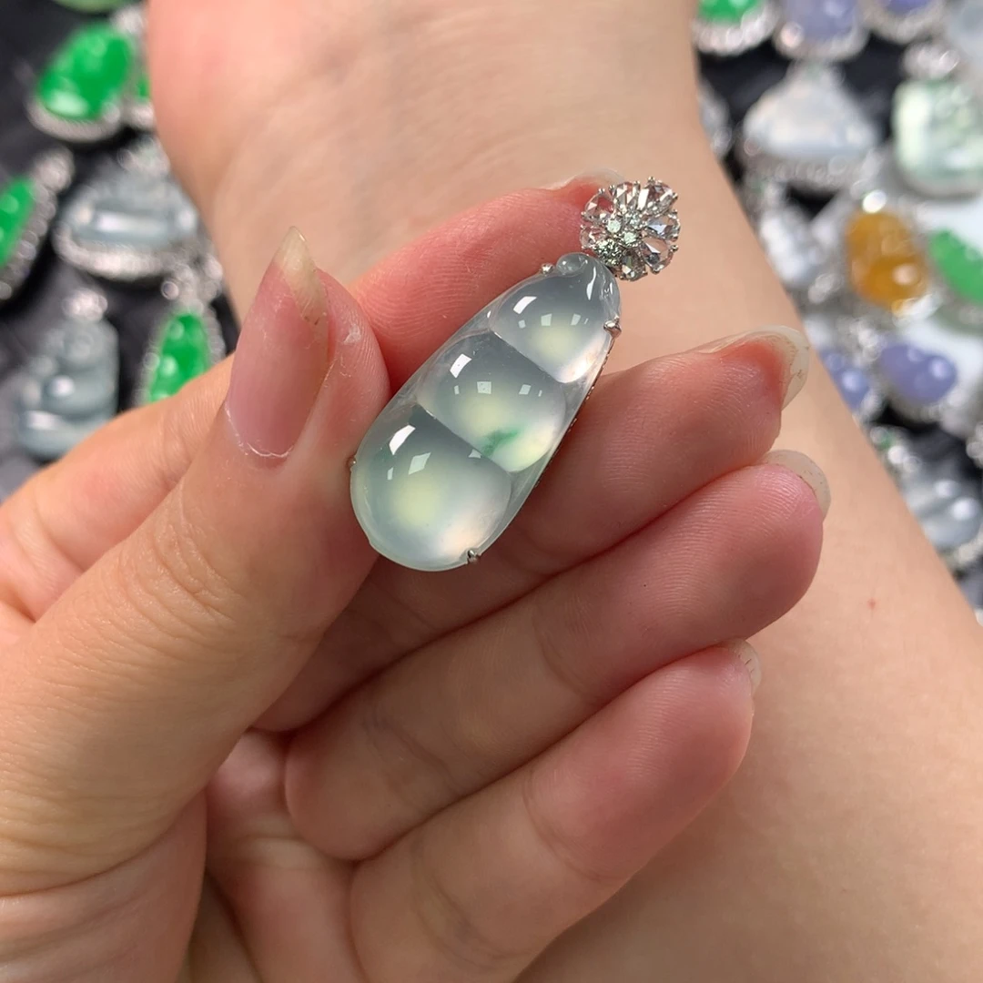 翡翠配石梅*朵豆子吊坠