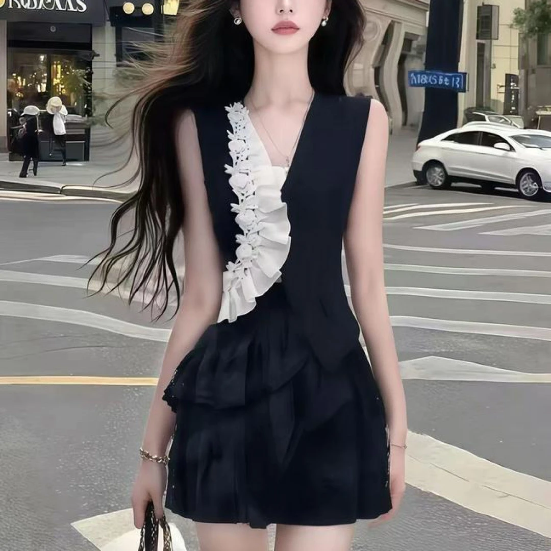 新款法式轻奢优雅别致设计感修身V领连衣裙时尚小众氛围感女装