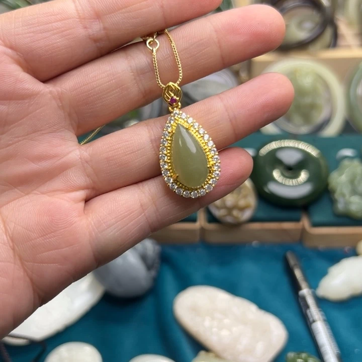 和田玉颈饰未镶嵌水滴