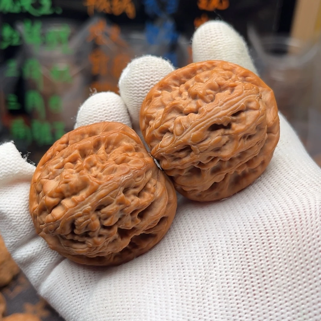 文玩核桃吊坠红锦里