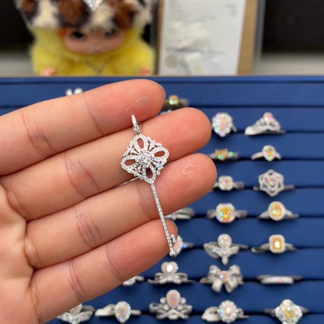 钻石戒指/指环18K金镶嵌钻石吊坠