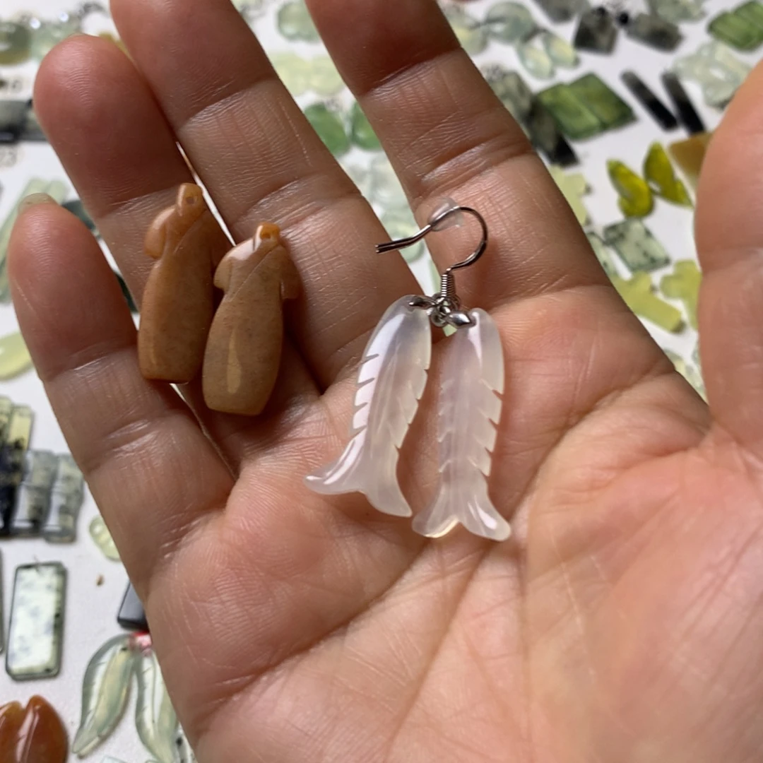 蛇纹石玉未镶嵌耳坠