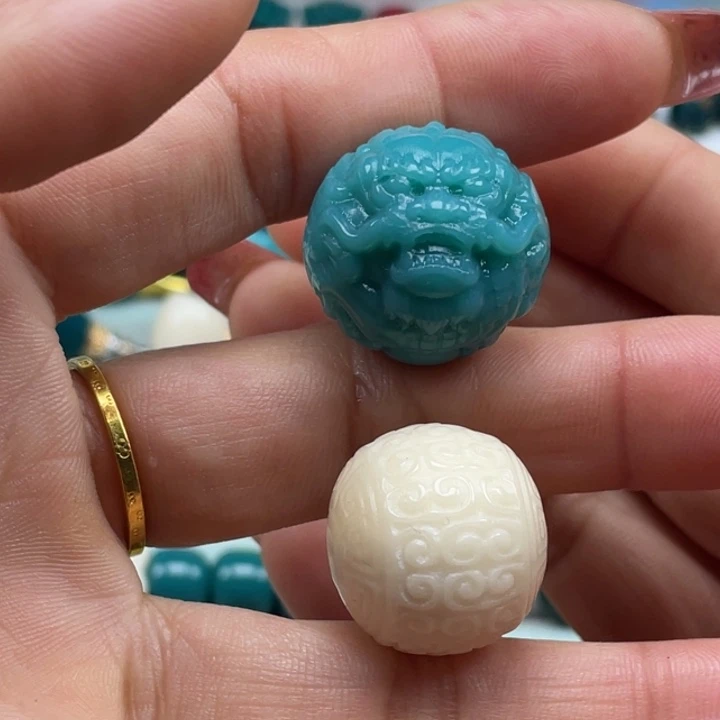 琉璃颈饰雪巴琉璃