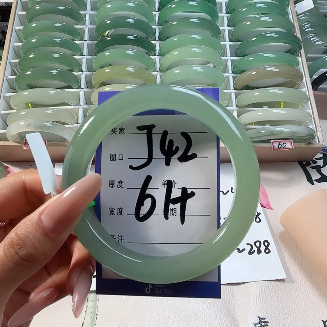 *****未镶嵌手镯石英质玉