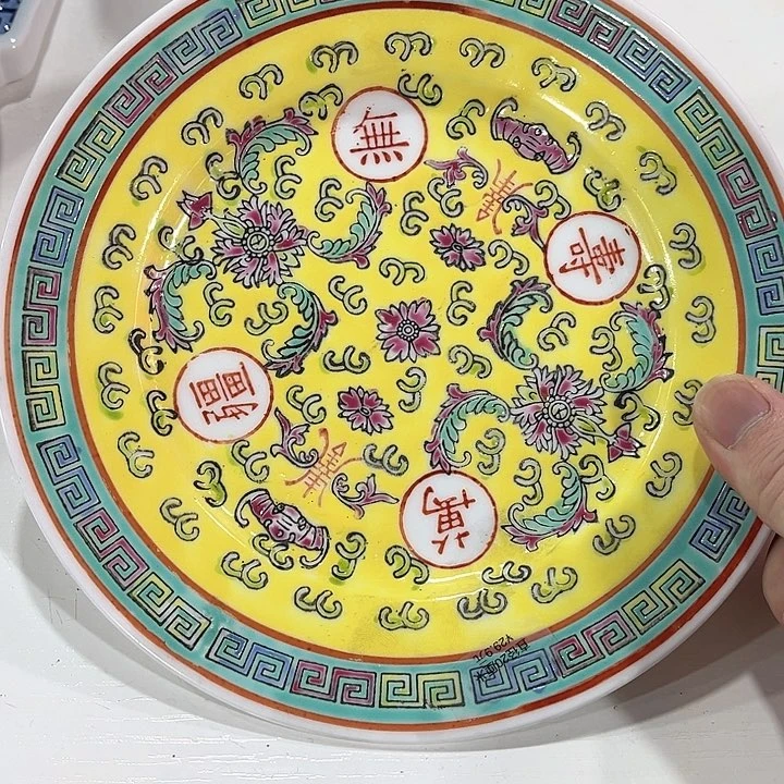 瓷片//////直径20厘米。