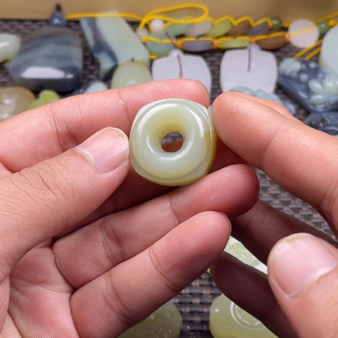 温***玉和田玉未镶嵌挂件