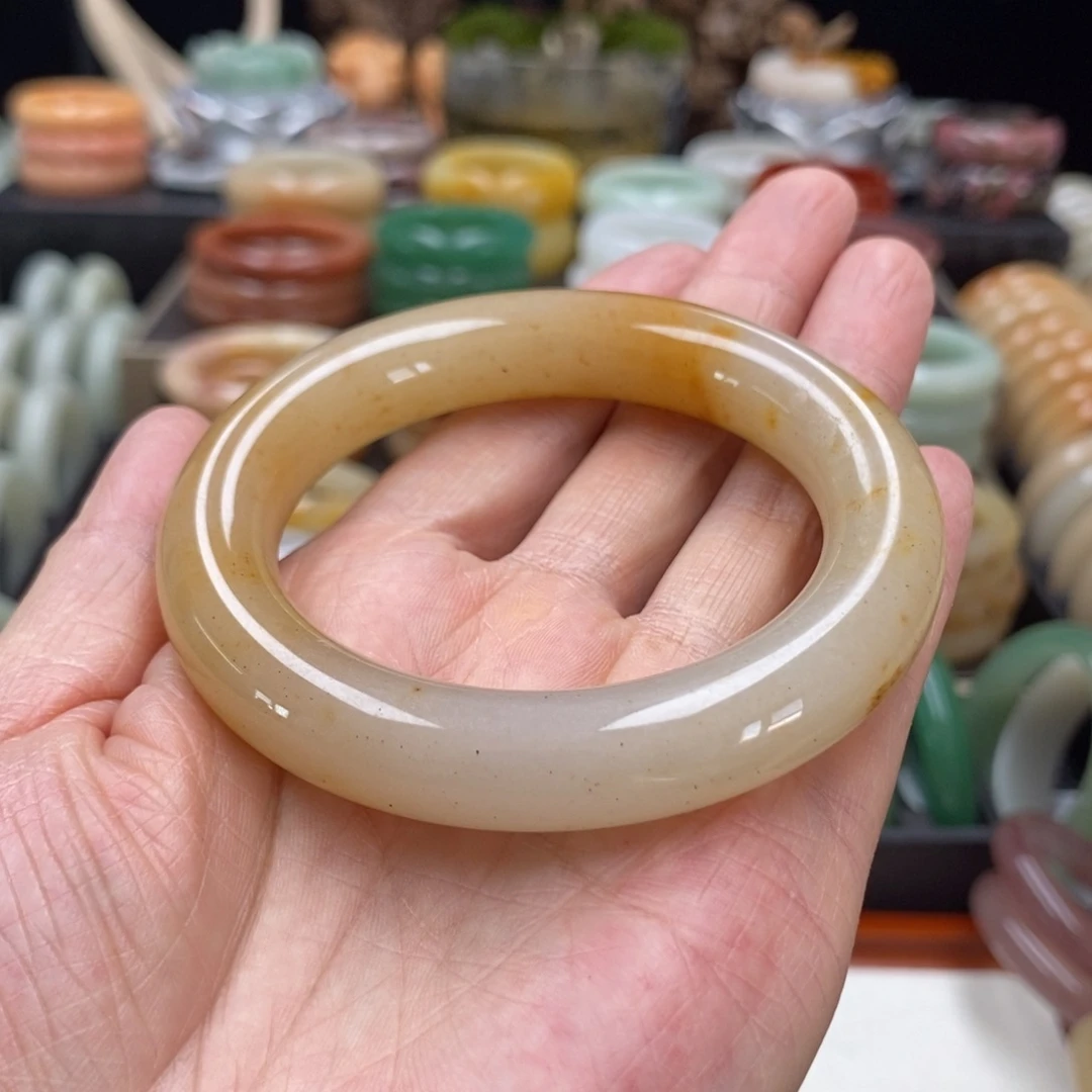 *****石英岩玉未镶嵌手镯