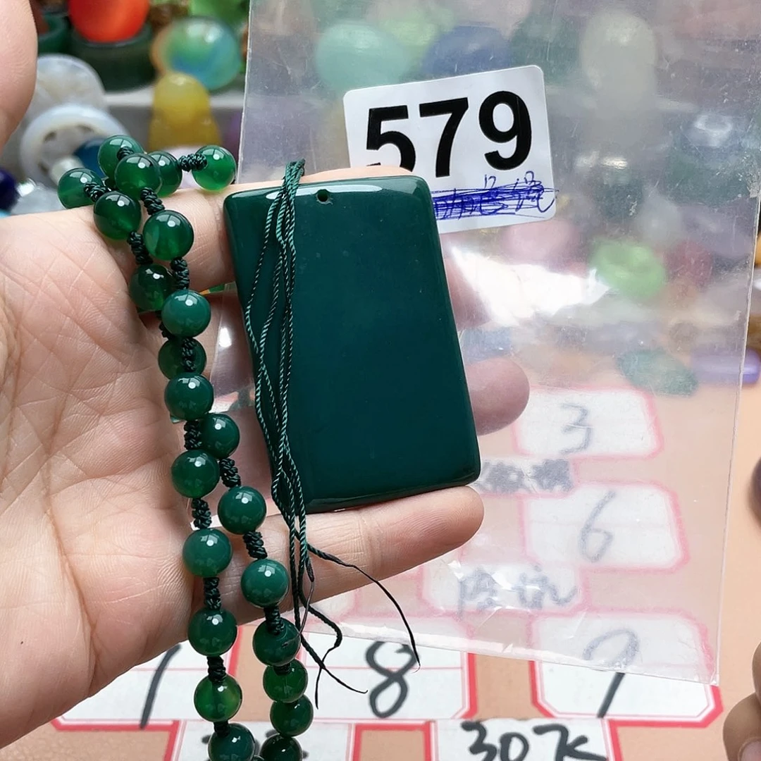 玛瑙/玉髓颈饰合金草**娃