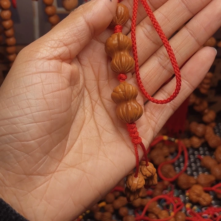 木质类龙纹桃枭挂件