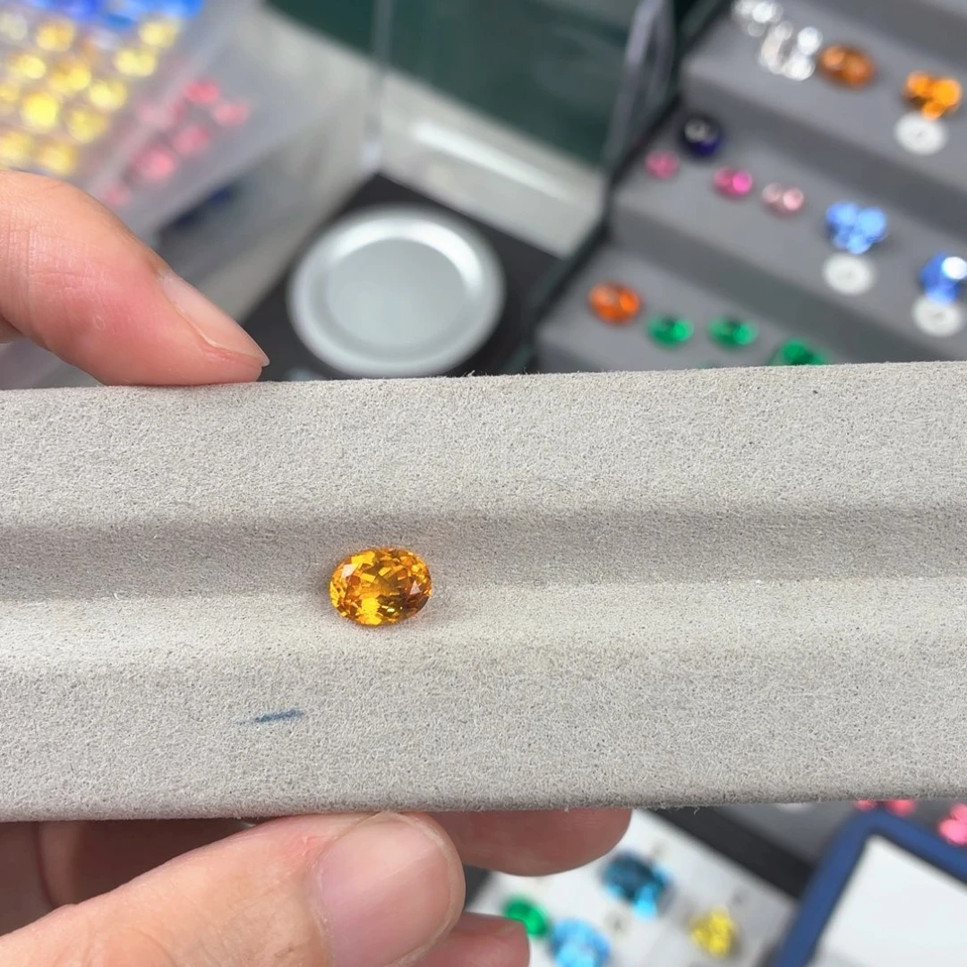 卓***航合成（培育）蓝宝石裸石1.8ct