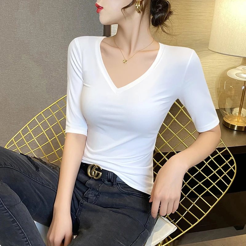 白色V领中袖t恤女修身显瘦上衣秋季2025新款五分袖洋气内搭打底衫