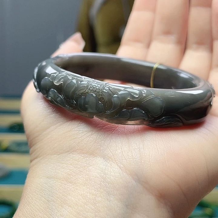 和田玉手镯58圈口。编号36未镶嵌