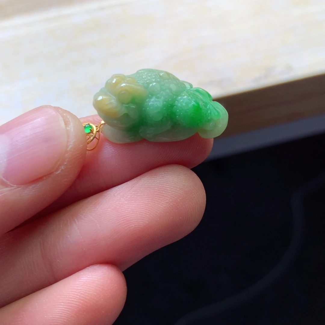 翡翠颈饰18K金镶嵌吊坠