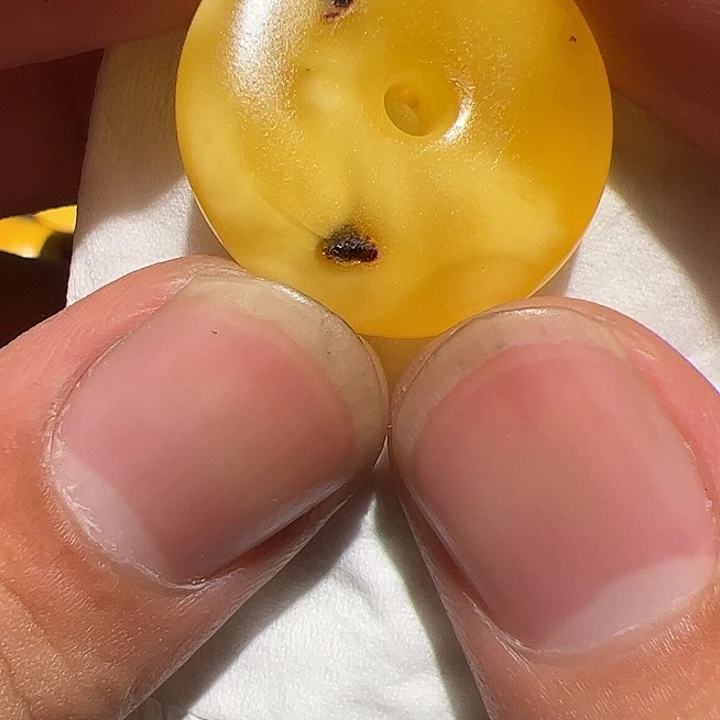 玻璃颈饰在这里的