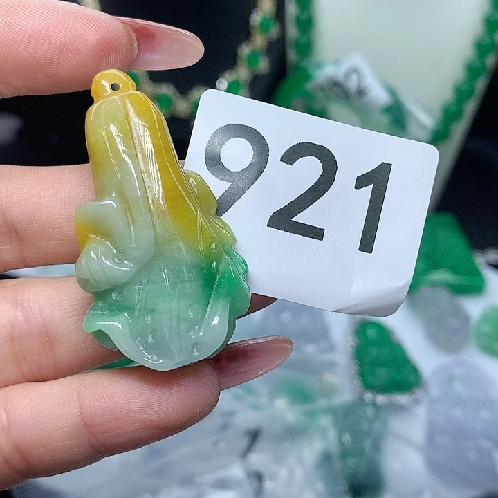 翡翠吊坠(赠链)未镶嵌