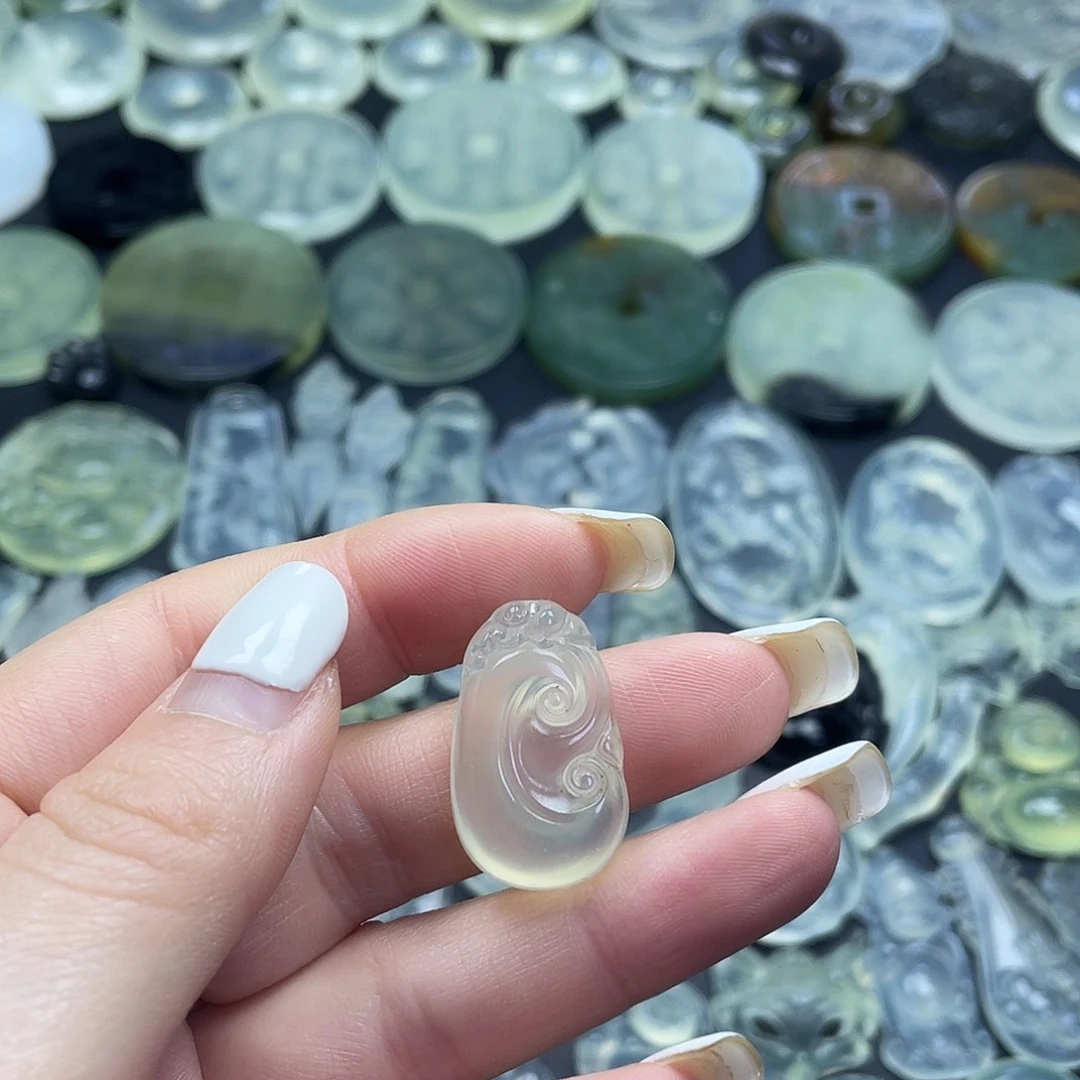 岫玉未镶嵌颈饰如意