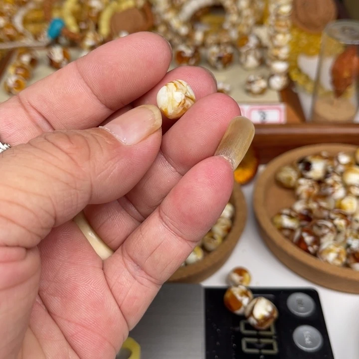 琥珀裸石未镶嵌02号