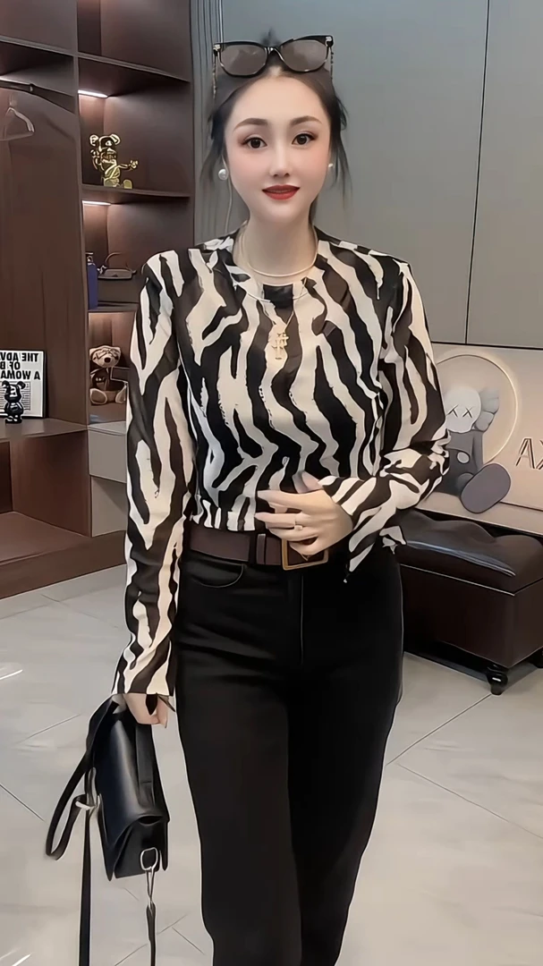 秋季新款时尚气质休闲宽松显瘦大码圆领长袖T恤斑马纹打底上衣女