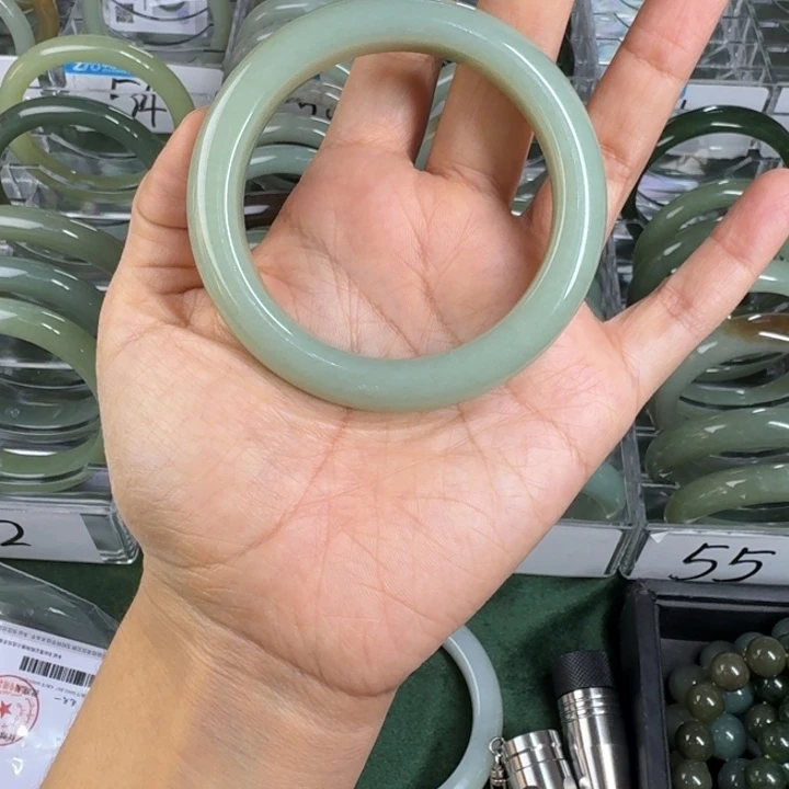 柏***姗和田玉（糖玉）未镶嵌手镯