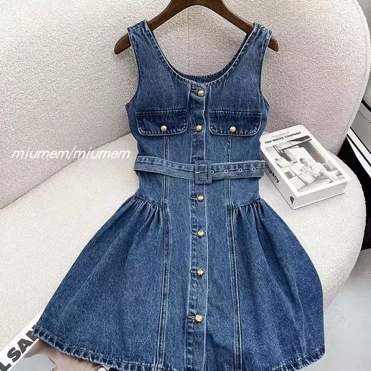 女装春季法式设计感腰带牛仔吊带连衣裙女MU1491