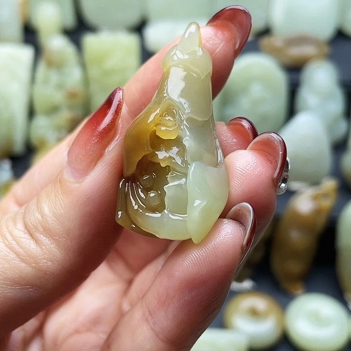 ~****和田玉（糖玉）未镶嵌颈饰