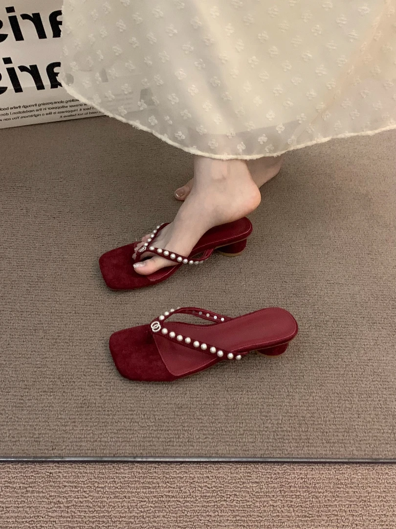 粗跟夹趾珍珠红色气质凉鞋仙女鞋2025夏季法式粗跟配裙子凉拖鞋子
