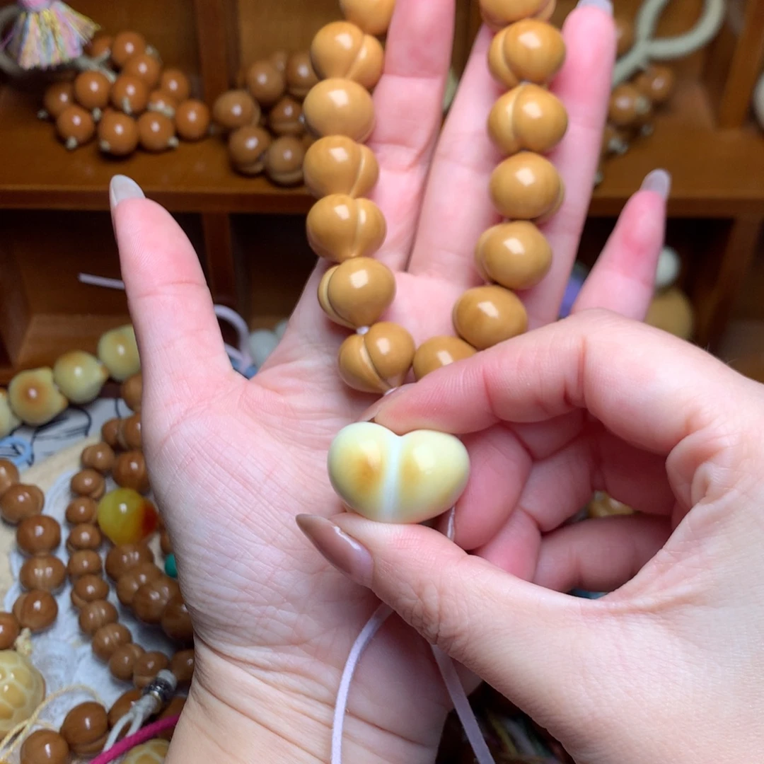 猴头核桃吊坠16矮壮屁桃手持白爱心